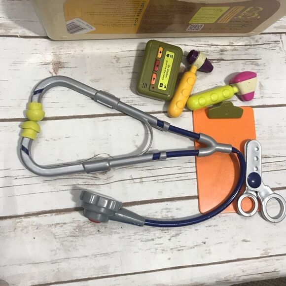 B. toys Toy Doctor Kit Wee MD Nurse Kit Medical - Picture 3 of 4
